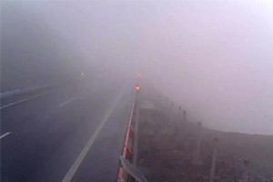 冬日駕車出行遇到團霧怎么辦？學會這7招或許能保命！