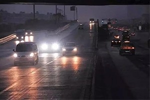 夜間開車老司機都懂：走灰不走白，見黑停下來！